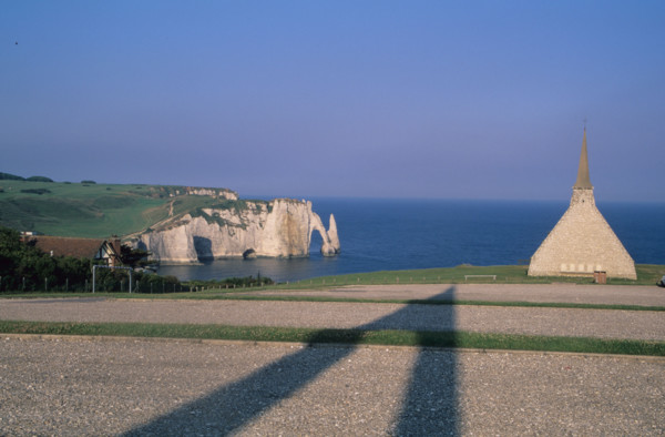 France, Normandie, Seine Maritime, cote d'albatre etretat, falaises d'aval depuis la chapelle ND de la garde, ombre du monument Nungesser et coli aviateurs partis de cet endroit avec leur avion l'oise...