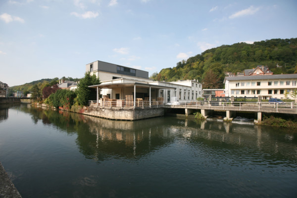France, Haute Normandie, eure, pont audemer, entreprises sur la risle et locaux de la mairie, riviere, batiments