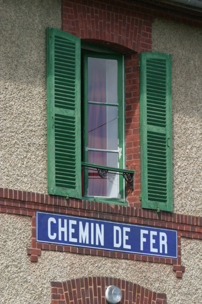 France, Haute Normandie, eure, le bec hellouin, ancienne gare de chemin de fer, fenetre, panneau,