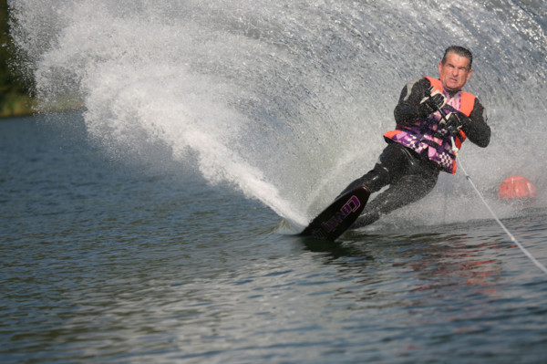 France, Haute Normandie, eure, etangs de la communaute de communes de pont audemer, plan d'eau, club nautique de Toutainville (etangs de pont audemer) Ski nautique (monoski)
