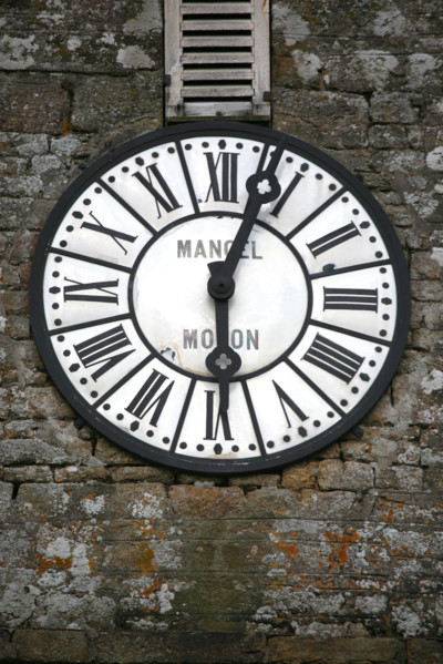 France, Basse Normandie, Manche, pays de saint lo, domjean, village fleuri 4 fleurs, detal clocher de l'eglise, horloge, carillon,