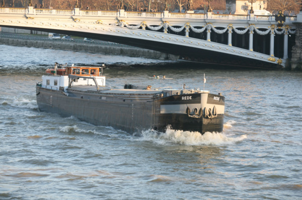 France, Paris, 7/8e arrondissement, la Seine au niveau du pont Alexandre III, peniche, transport fluvial,
