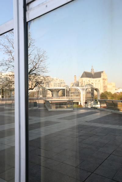France, Paris 1e, les halles, eglise saint eustache se refletant dans les vitres du forum,