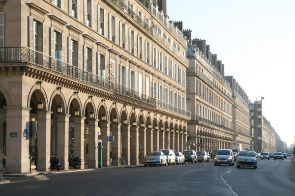 France, Paris 1e, rue de rivoli, immeubles de rapport, arcades, circulation,