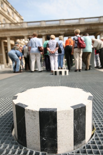 france, paris 1er, colonnes de Daniel Buren, palais royal, touristes,