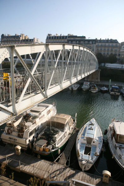 France, Paris 4e, bastille, port de l'arsenal, bateaux de plaisance, voiliers, peniches, quai, passerelle,