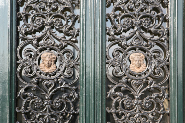 France, Paris 4e, ile de la cite, quai aux fleurs, maison d'heloise et abelard, porte ferronnerie avec figures, medaillons,