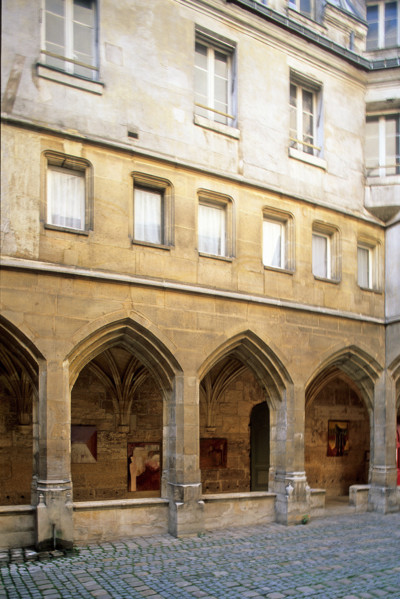 France, Paris 4e, le marais, cloitre des billettes, 24 rue des archives, vestige medieval aujourd'hui lieu d'expositions, voutes, arcades, cour