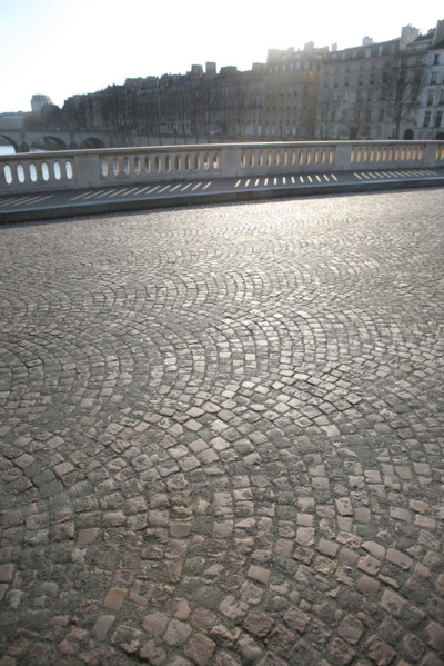 France, Paris 4e arrondissement, pont louis philippe, paves, rue vide de vehicules, circulation, voirie, balustrade, ile saint louis,