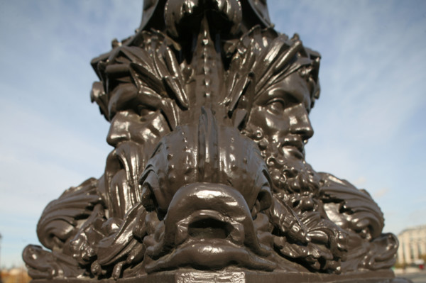 France, Paris 6e-1er, Pont Neuf, detail base de lampadaire, dauphin, figures,