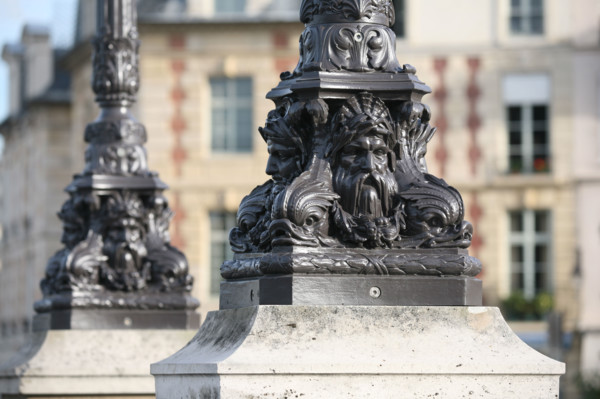 France, Paris 6e-1er, Pont Neuf, detail base de lampadaire, figure, place dauphine,
