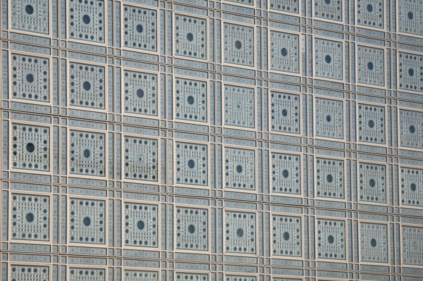 France, Paris 5e, institut du monde arabe, jean nouvel architecte, place mohammed V, detail des fenetres a diaphragme, moucharabieh,