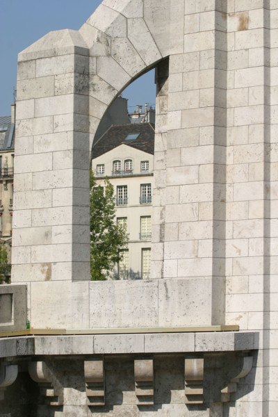 France, paris 5e, pont de la tournelle, seine, arche, statue, quai de bethune, ile saint louis.
Contrefort soutenant la statue de sainte Genevieve sculptee par Paul Landowski en 1928.