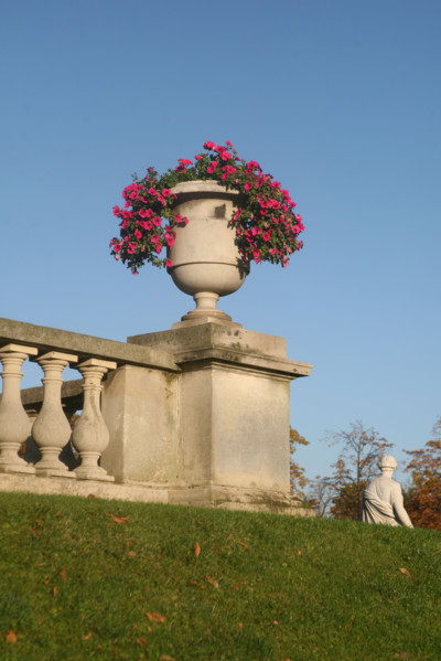 France, Paris 6e, jardin du Luxembourg, detail balustrade et vase de fleurs,