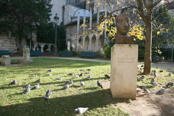 France, Paris 6e, Saint-Germain des pres, square laurent prache, buste de Dora Maar par Picasso "la poesie", pigeons