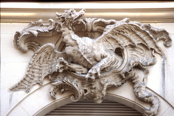 France, Paris 6e, cour du dragon, 50 rue de rennes, bas relief haut de porte,