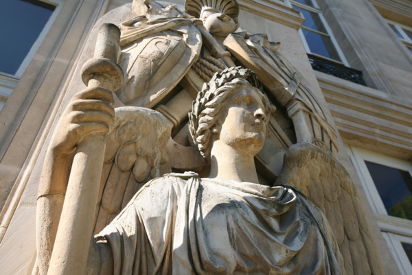 France, Paris 7e, mairie du 7e, 116 rue de Grenelle, ancien hotel Le Coigneux, facade sur jardin, detail sculpture, femme,