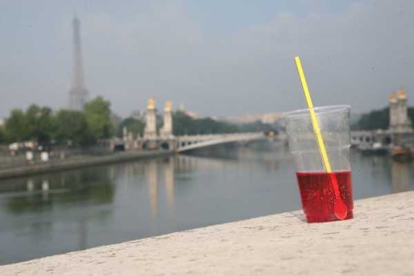 France, Paris 8e -depuis le pont de la concorde, Tour Eiffel, verre paille grenadine,