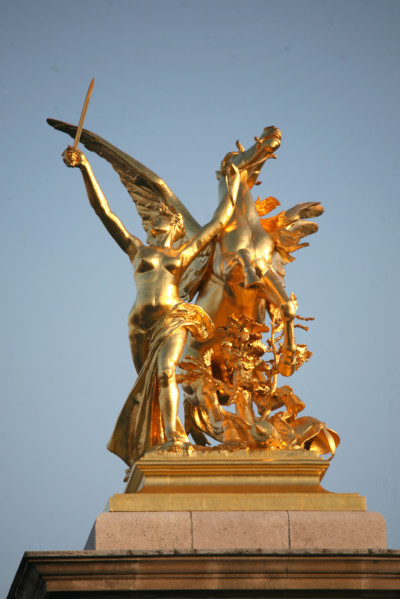 France, Paris 8e/7e arrondissement, pont Alexandre III, detail sculpture bronze dore, renommee, de la guerre, sculpteur clement steiner