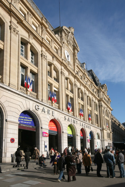 France, Paris 8e, gare saint lazare, cour de rome, passants, sncf,