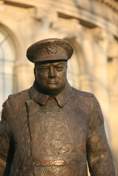 France, Paris 8e, statue devant le Petit Palais - avenue Winston Churchill, sculpure, bronze, oeuvre de jean cardot,