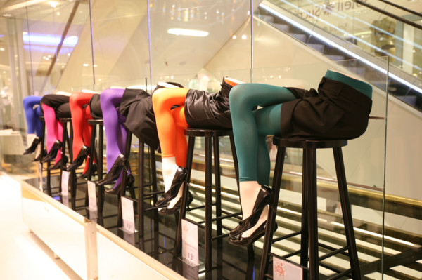 France, Paris 9e, 40 bd Haussmann, Galeries Lafayette, rayon femme, bas colores, mannequins, jambes, escalator,