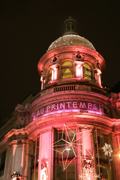 France, Paris 9e, boulevard Haussmann, grands magasins illumines pour les fetes de noel 2007, au printemps,