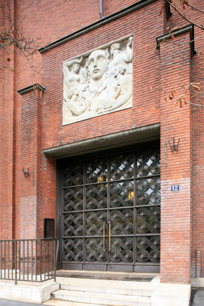France, Paris 14e, hotel de ville, mairie annexe, 12 rue Durouchoux, batiment en briques, art deco, bas relief, et porte en metal ouvrage,