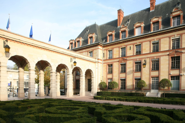 France, Paris 14e, boulevard jourdan, cite internationale, 
portique de l'entree et jardin a la francaise,