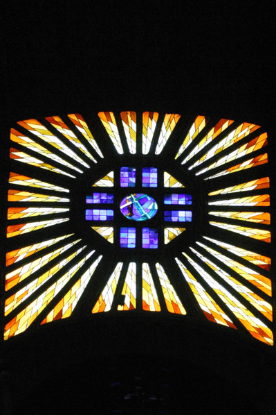 France, Paris 15e eglise st christophe de javel, construction de brique, dediee aux automobilistes, 
detail vitrail de la nef