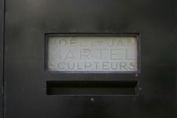France, Paris 16e, 10 rue Mallet Stevens, rue lotie par l'architecte Robert Mallet-Stevens, hotel particulier des freres martel, sculpteurs, detail de la porte, plaque de verre,