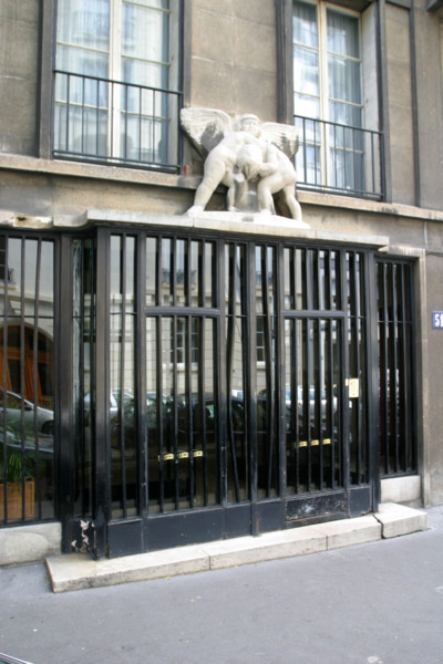 France, Paris 16e, 51 rue Raynouard, porte d'entree de l'immeuble, architecte auguste perret, sculpture,