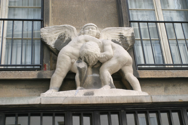 France, Paris 16e, 51 rue Raynouard, porte d'entree de l'immeuble, architecte auguste perret, sculpture,