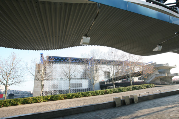 France, Paris 19e, parc de la Villette, cite des sciences et de l'industrie, allee,