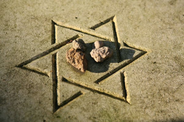 France, Paris 20e, cimetiere du pere Lachaise, sepulture israelite, etoile de davis, petits caillous,