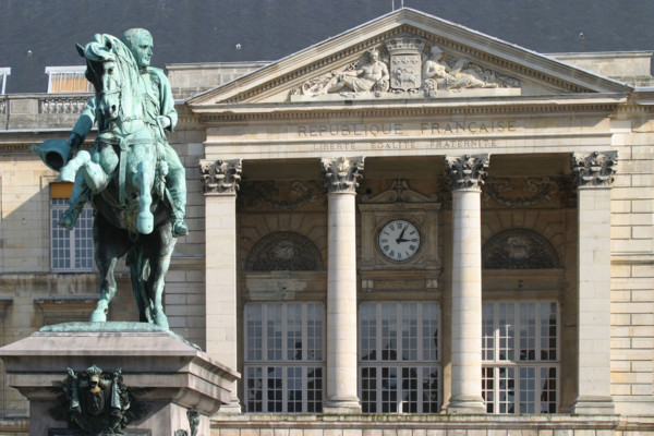 France, Normandie, Seine Maritime, Rouen, place del 'hotel de ville, fronton de la mairie, colonnes, portique, republique francaise, statue de Napoleon
