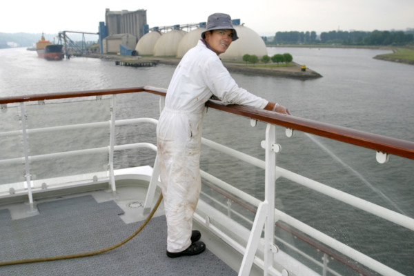 France: Normandie, Seine Maritime, vallee de la Seine, Rouen, grand port de mer de Rouen, paquebot chris colombus, matelot, lavage de pont, au fond silos a cereales,
