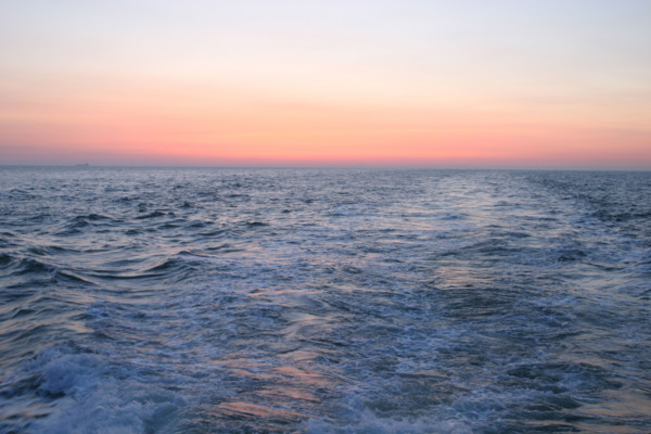 lFrance: Normandie, Seine Maritime, le havre, mer, rade, le large, vagues, houle, soleil couchant,