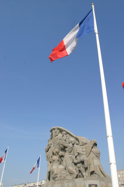 France: Normandie, Seine Maritime, le havre, autour du bassin du commerce, 
 monument aux morts, memoire, guerre, drapeau francais, patriotisme,