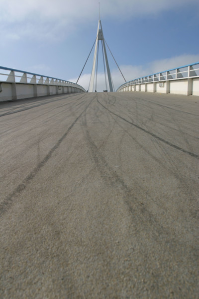 France: Normandie, Seine Maritime, le havre, passerelle du bassin du commerce, pont, traces de roues de velo, passage,