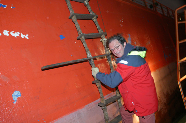 France: Normandie, Seine Maritime, vallee de la Seine, Rouen, grand port de mer de Rouen, pilotage de Seine, montee du pilote aval a bord, echelle, coque cargo, operation de nuit en rade