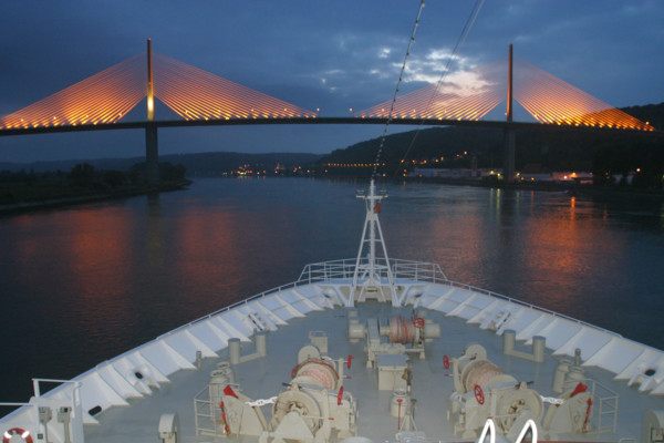 France: Normandie, Seine Maritime, vallee de la Seine, grand port de mer de Rouen, paquebot chris colombus au pont de brotonne de nuit, haubans, avant du navire en route,