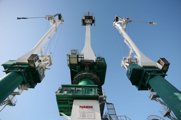 France: Normandie, Seine Maritime, vallee de la Seine, grand port de mer de Rouen, terminal sacs de petit couronne, 3 grues mague, ciel bleu, engins de manutention,