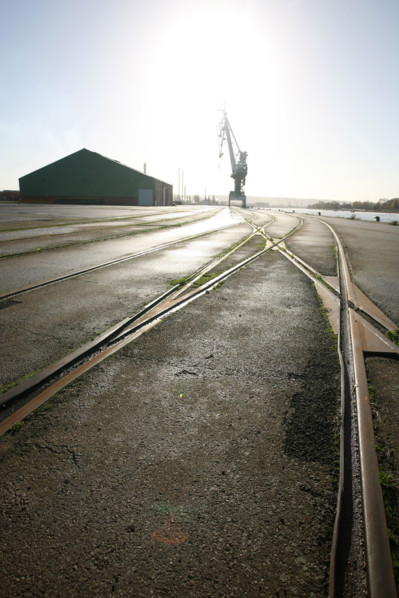 France: Normandie, Seine Maritime, vallee de la Seine, grand port de mer de Rouen, terminal sacs de petit couronne, rails, grue, hangar,