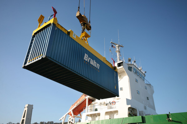 France: Normandie, Seine Maritime, vallee de la Seine, grand port de mer de Rouen, terminal forestier westerlund, dechargement du navire papetier Midas, docker, conteneur, container, grue,
