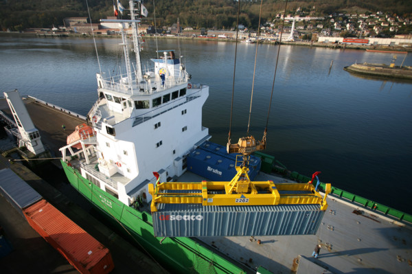 France: Normandie, Seine Maritime, vallee de la Seine, grand port de mer de Rouen, terminal forestier westerlund, dechargement du navire papetier Midas, docker, conteneur, container, grue,
