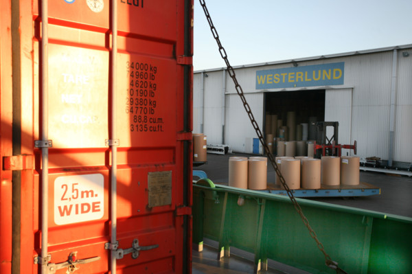 France: Normandie, Seine Maritime, vallee de la Seine, grand port de mer de Rouen, terminal forestier westerlund, dechargement du navire papetier Midas, docker, conteneur, container, engin de manutent...