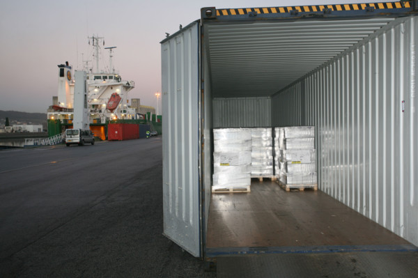 France: Normandie, Seine Maritime, vallee de la Seine, grand port de mer de Rouen, terminal forestier westerlund, dechargement du navire papetier Midas, docker, conteneur, container, palettes, , engin...