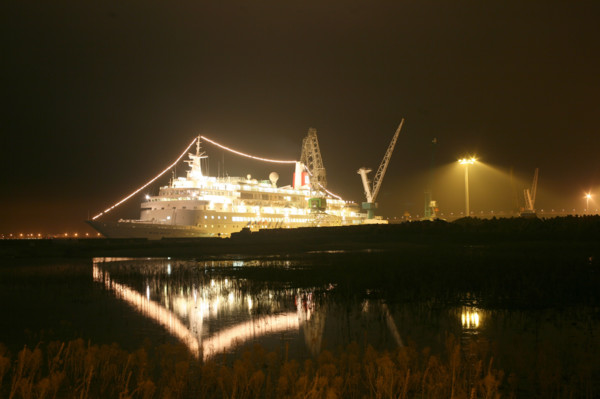 France: Normandie, Seine Maritime, vallee de la Seine, grand port de mer de Rouen, site d'Honfleur, escale du paquebot black watch, reflet, nuit,