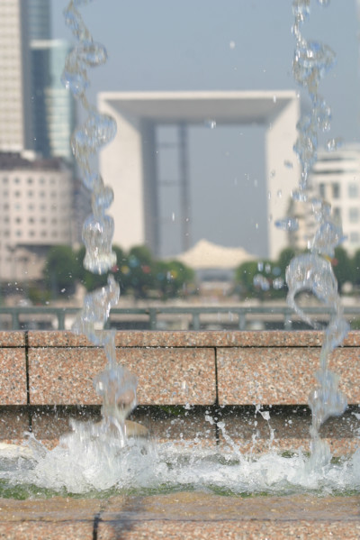 France, hauts de seine, neuilly sur seine, pont de neuilly, vue sur la grande arche de la defense, jets d'eau,
